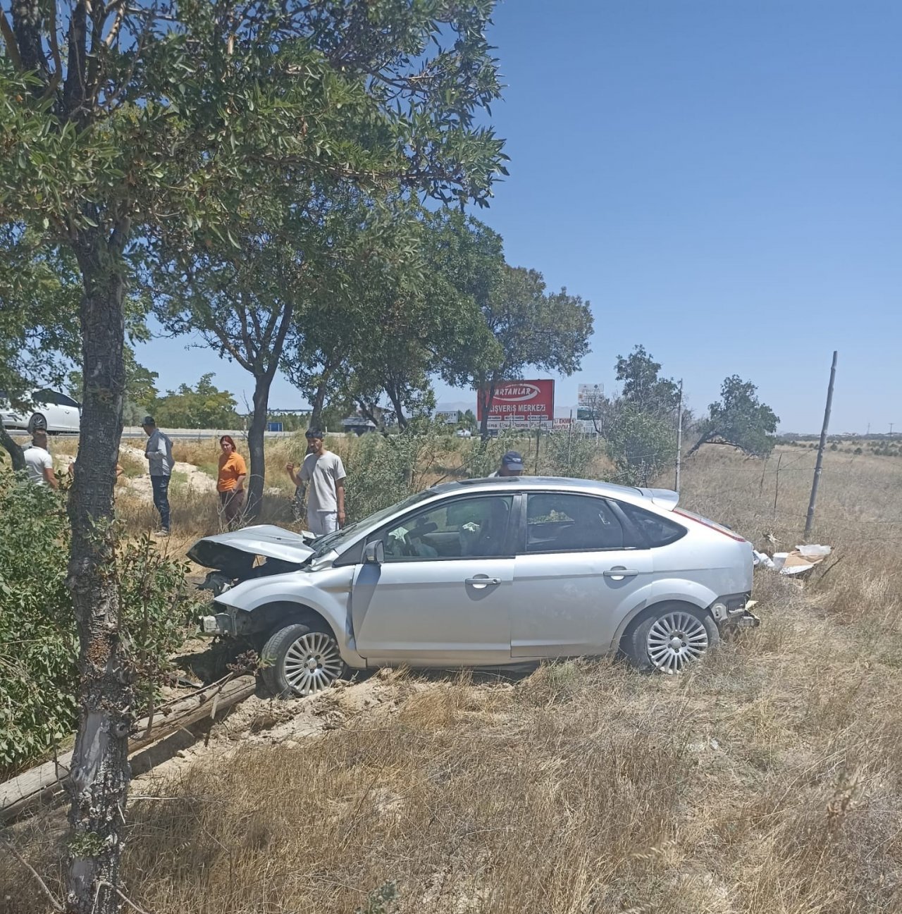 Otomobil ağaca çarptı: 5 yaralı
