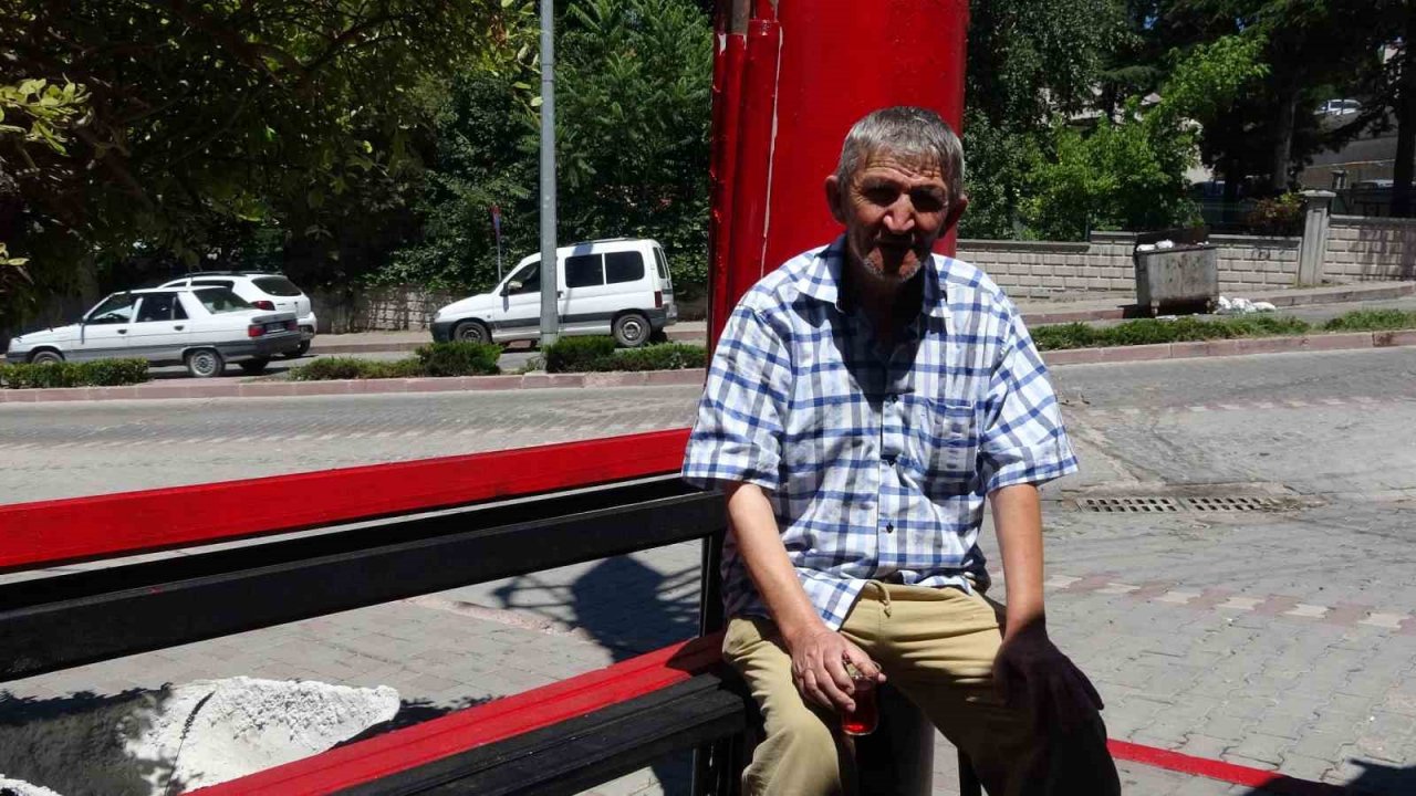 Fanatik taksici, durağını tuttuğu takımın renklerine boyadı