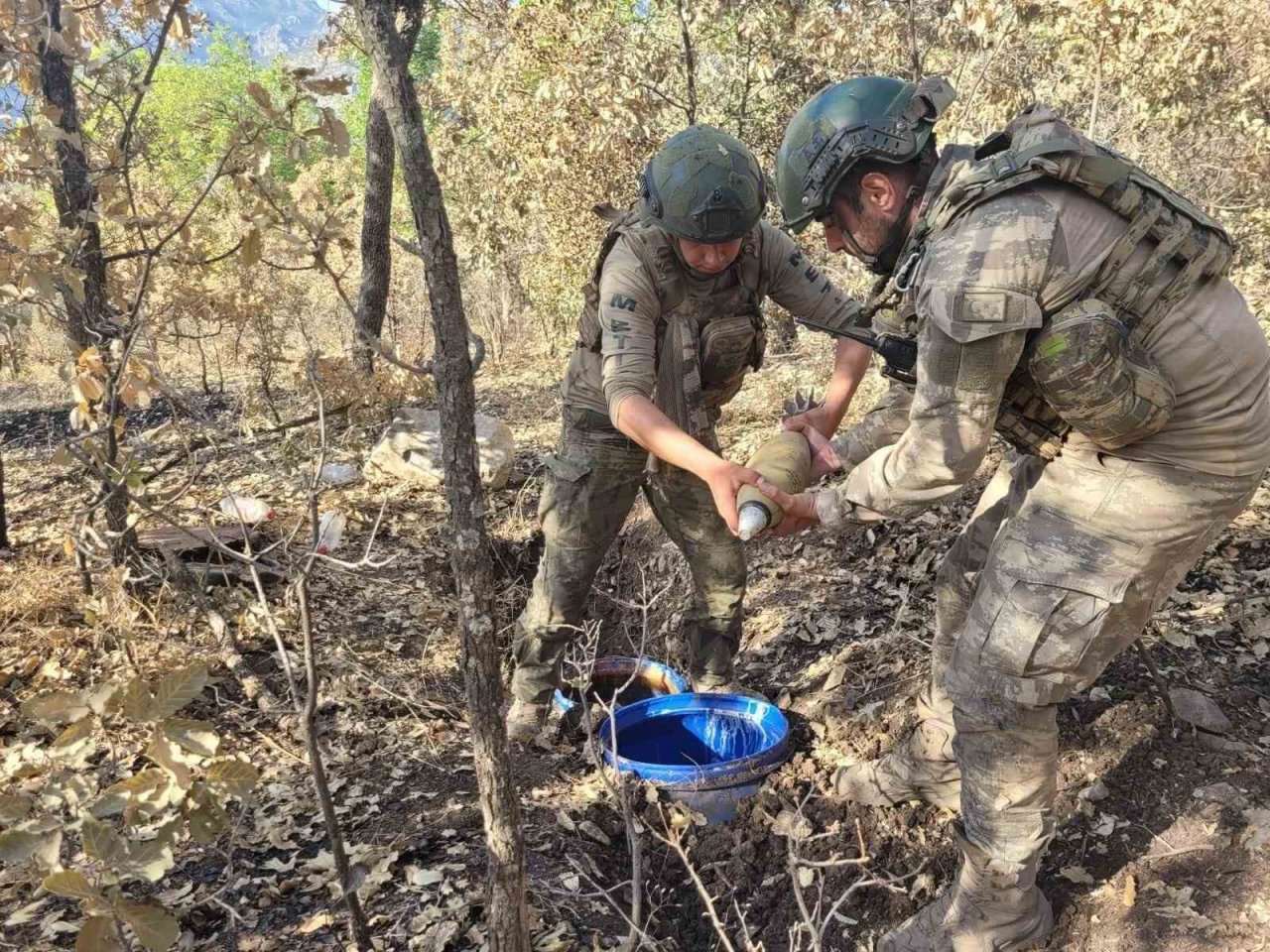 Mehmetçik Irak’ın Kuzeyinde bölücü terör örgütüne ait çok sayıda mühimmat ve silah ele geçirdi