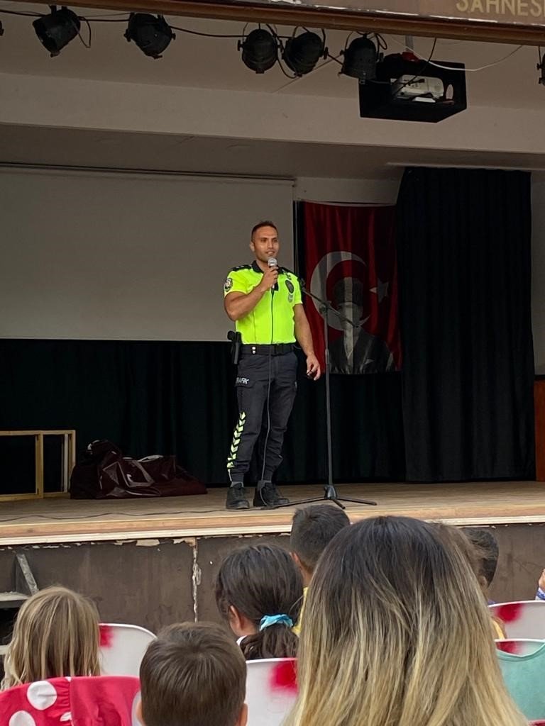 Datçalı miniklere ’Hacivat ve Karagöz’ ile trafik eğitimi verildi