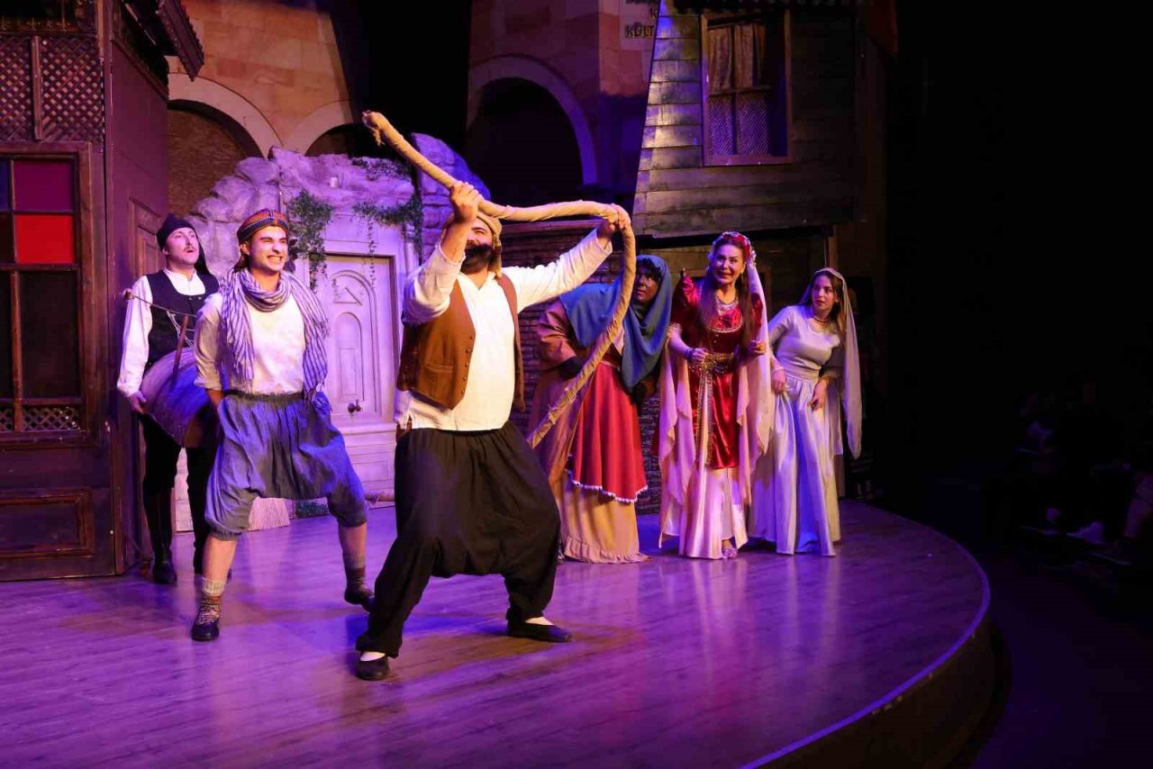 Nevşehir’de “Kumpanyada Curcuna” adlı tiyatro oyunu sahnelendi