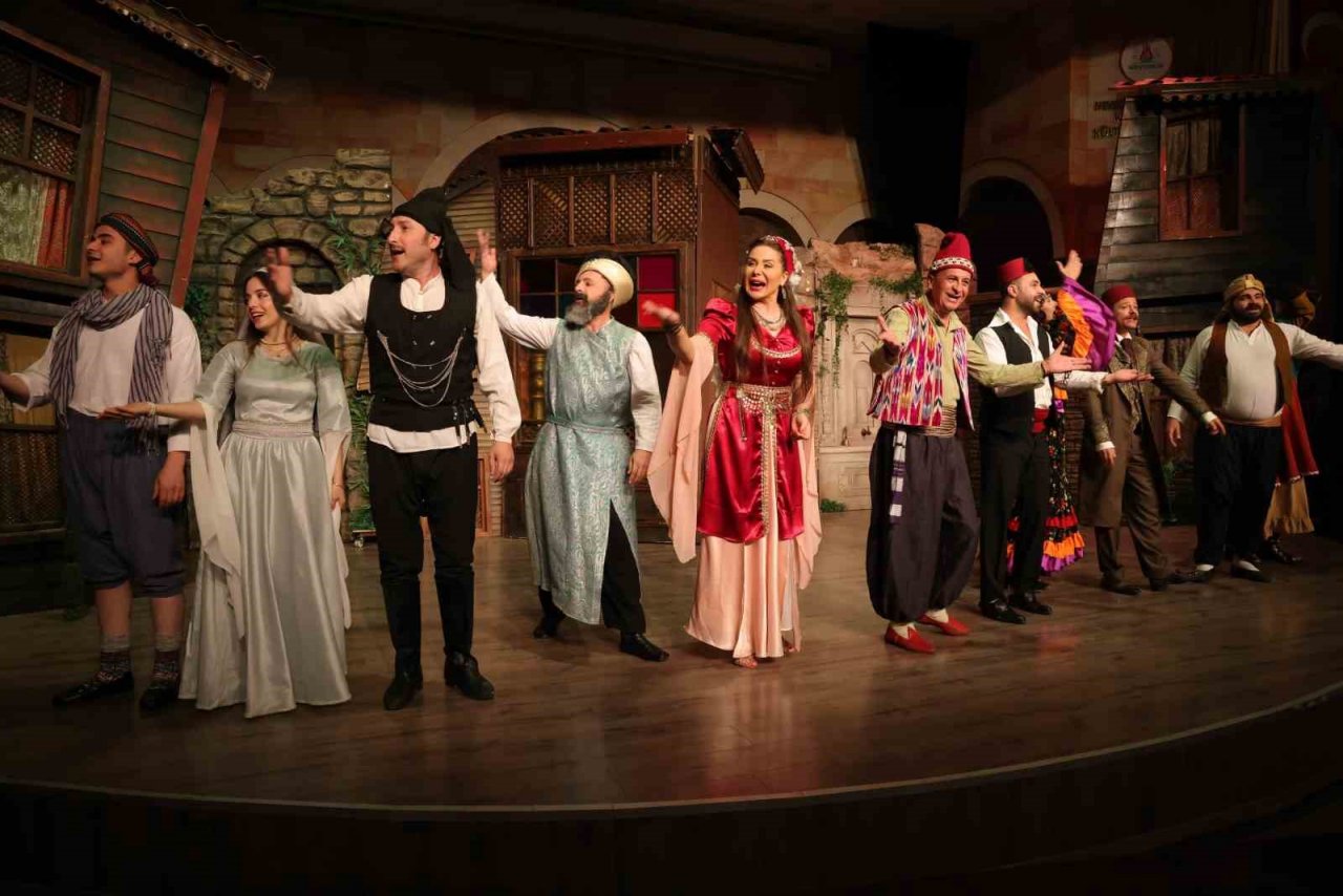 Nevşehir’de “Kumpanyada Curcuna” adlı tiyatro oyunu sahnelendi