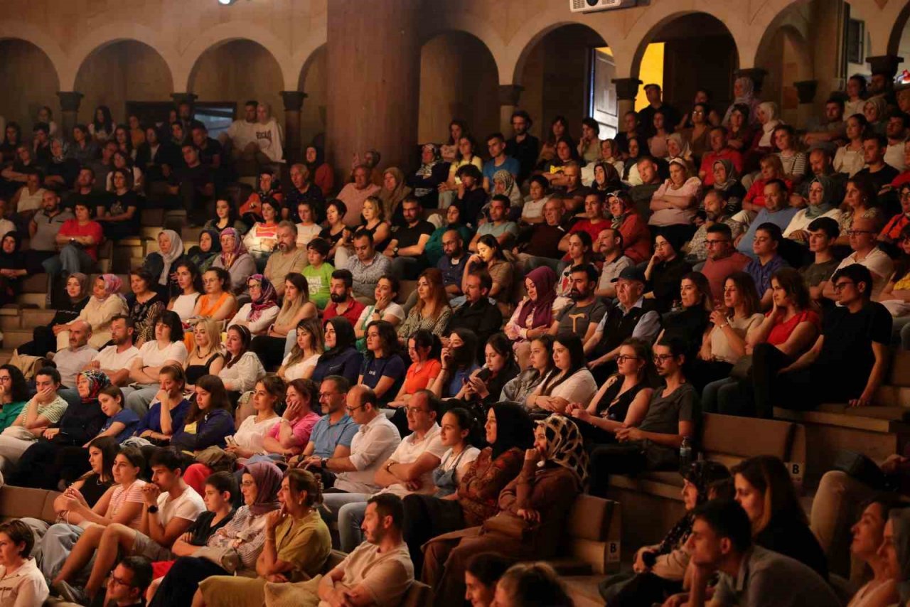 Nevşehir’de “Kumpanyada Curcuna” adlı tiyatro oyunu sahnelendi