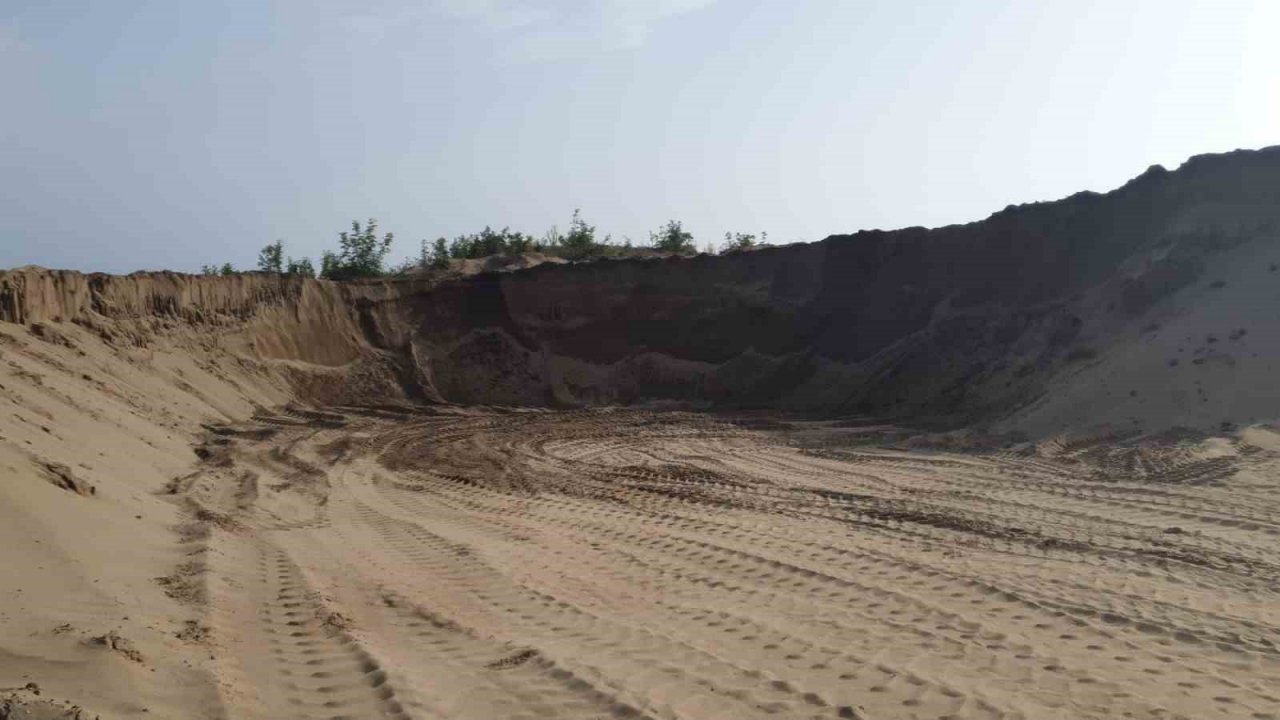 Karasu’dan İstanbul’a kaçak deniz kumu taşırken yakalandılar