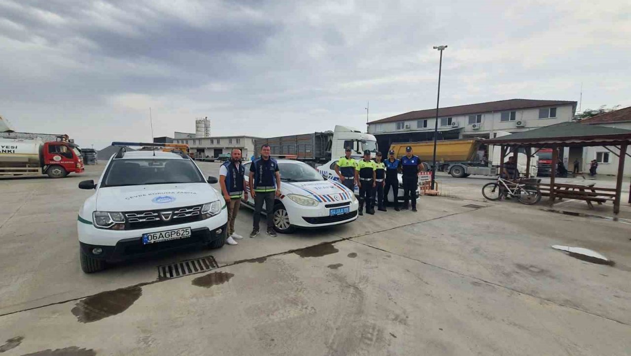 Karasu’dan İstanbul’a kaçak deniz kumu taşırken yakalandılar