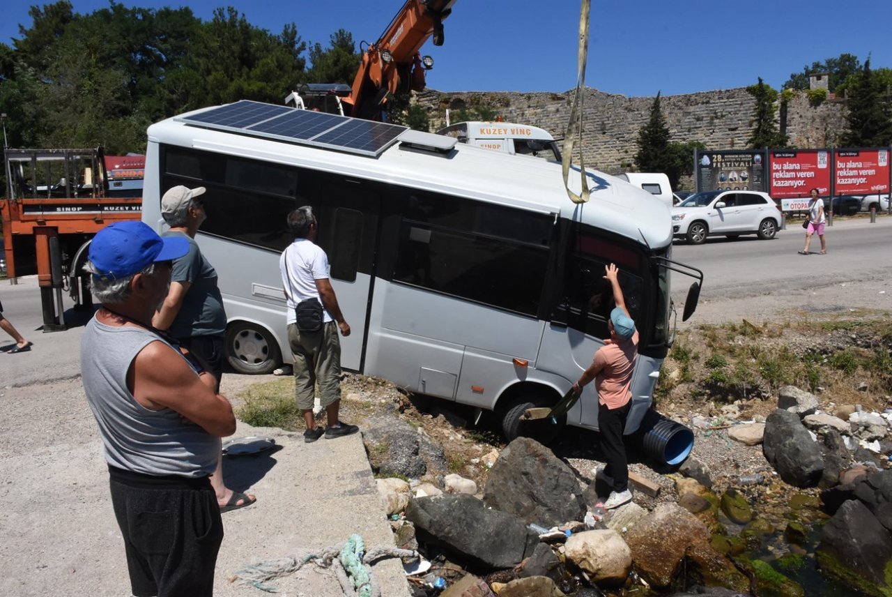 Karavanını park ederken kayalıklara düşürdü