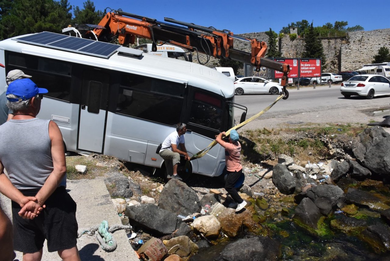 Karavanını park ederken kayalıklara düşürdü