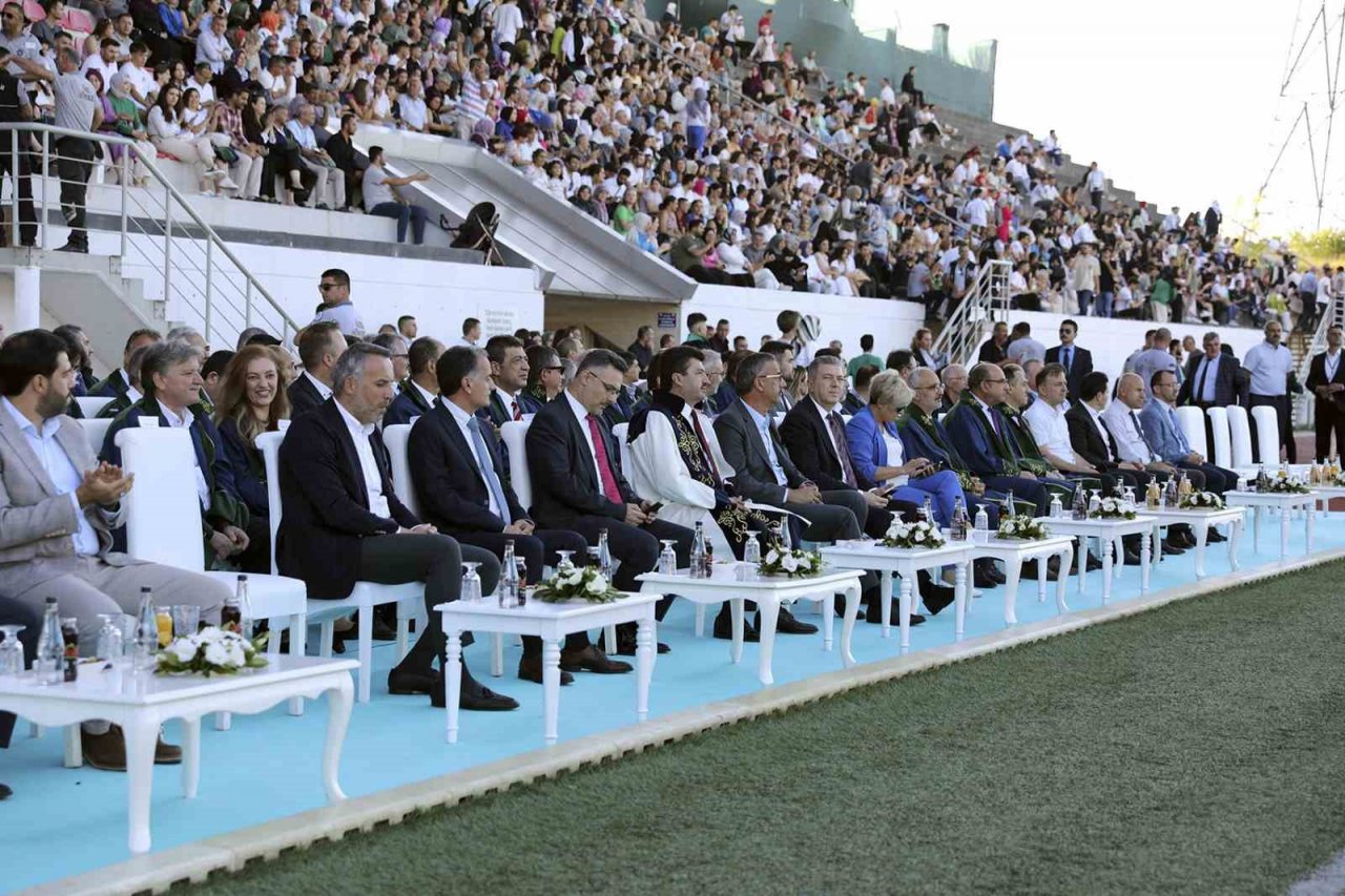 SUBÜ 2 bin 665 öğrencisini coşkulu törenle mezun etti