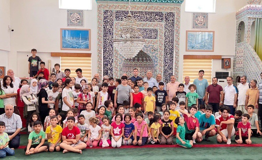 Yaz Kur’an Kursu öğrencilerine yemek ikramı