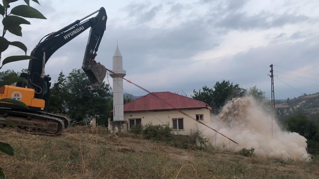 5.5’lik depremde hasar alan minare halatla yıkıldı