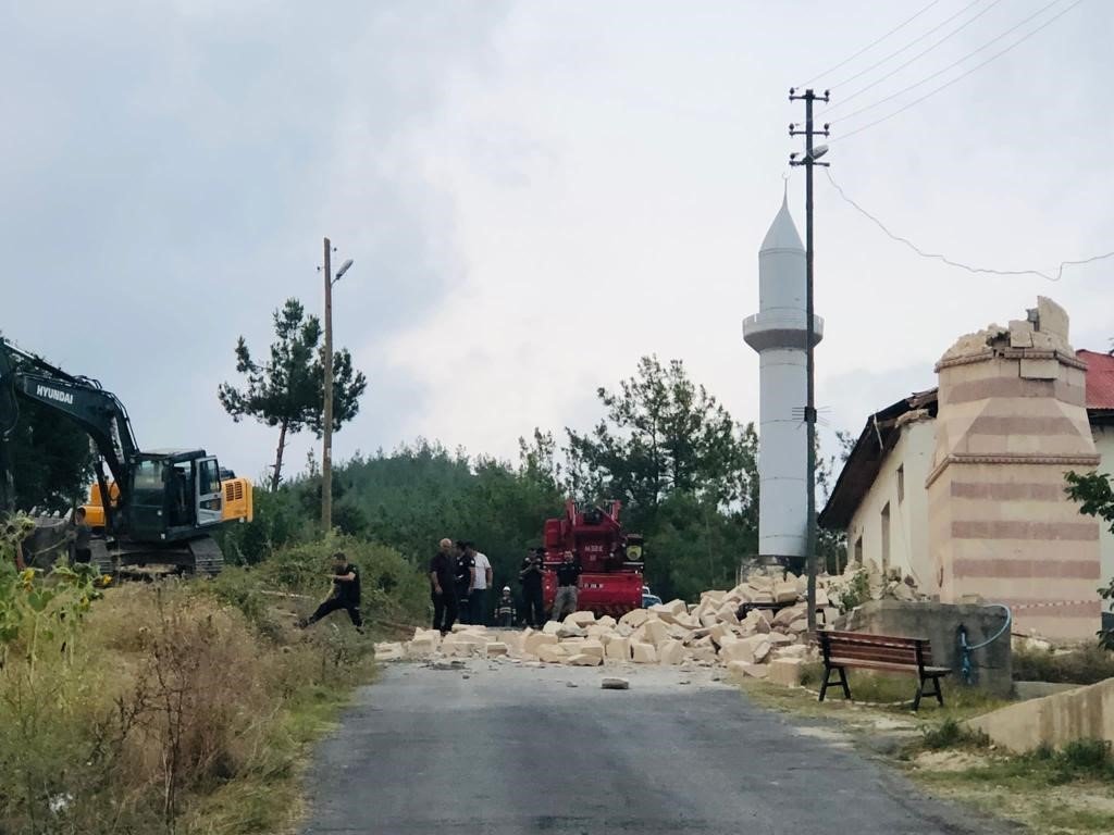 5.5’lik depremde hasar alan minare halatla yıkıldı