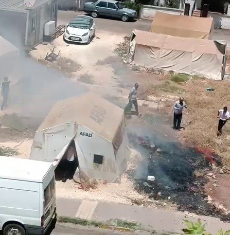Çocukların ateşle oyunu deprem çadırlarına sıçrıyordu