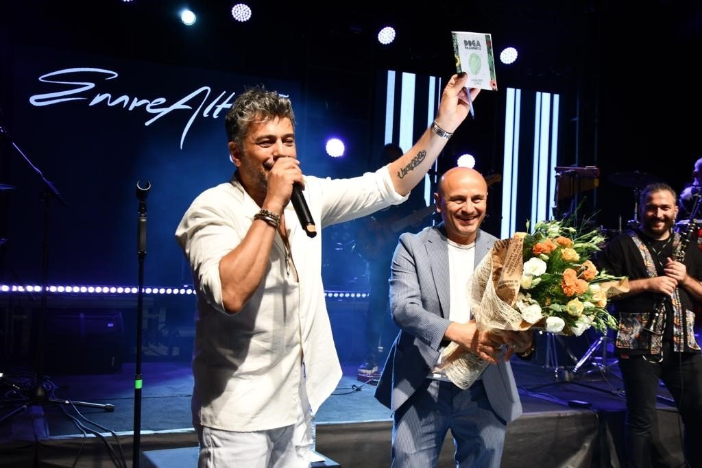 Altınova’da festival coşkusu Emre Altuğ konseriyle zirveye çıktı