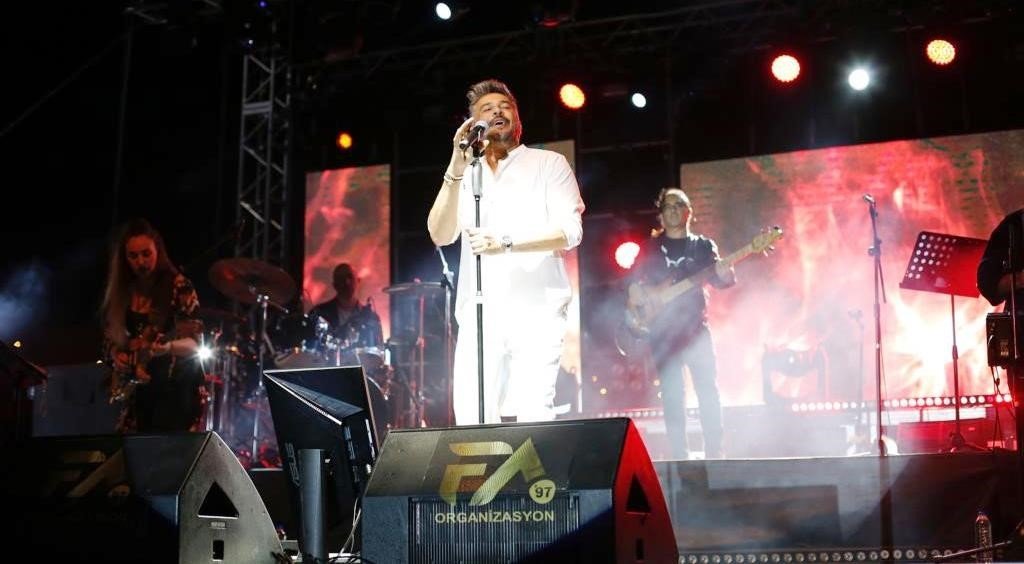 Altınova’da festival coşkusu Emre Altuğ konseriyle zirveye çıktı
