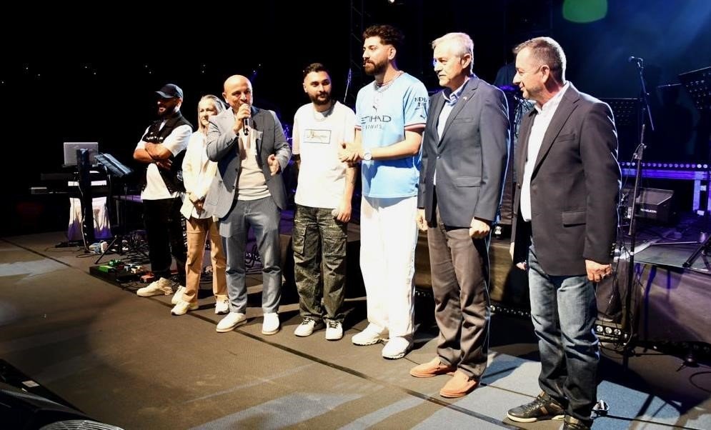 Altınova’da festival coşkusu Emre Altuğ konseriyle zirveye çıktı