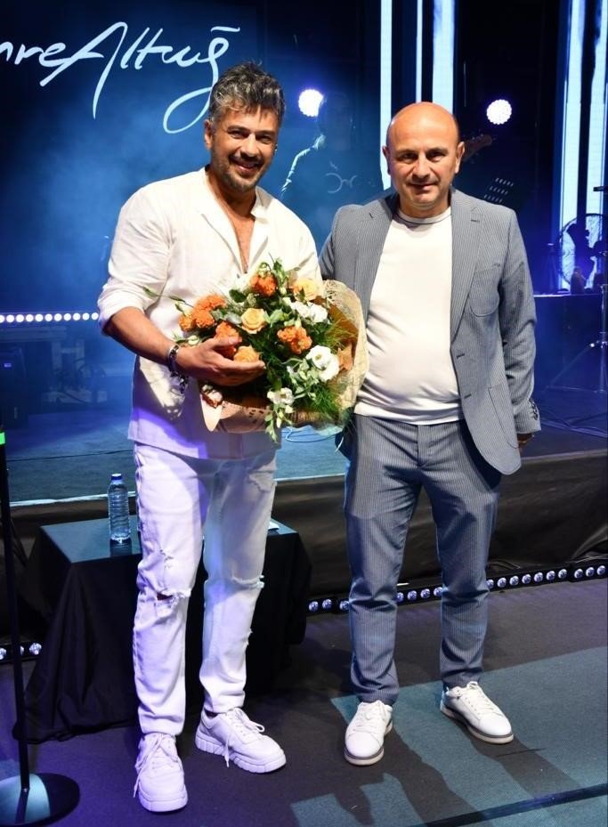 Altınova’da festival coşkusu Emre Altuğ konseriyle zirveye çıktı