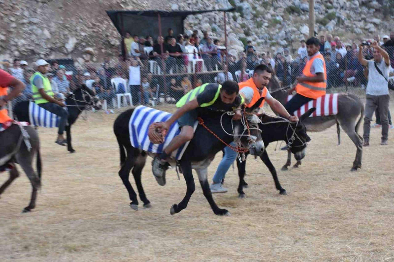 Eşek üzerinde ellerindeki topla gol atmak için çabaladılar