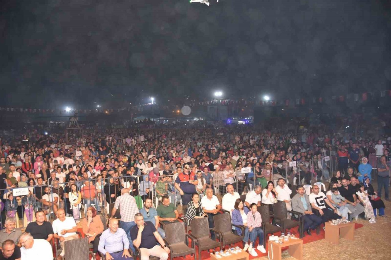 Eşek üzerinde ellerindeki topla gol atmak için çabaladılar