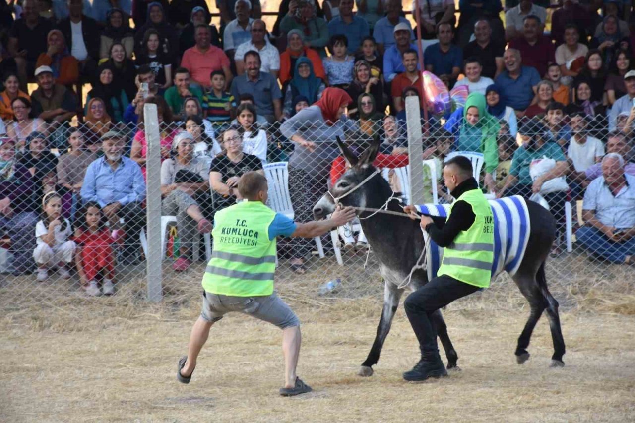 Eşek üzerinde ellerindeki topla gol atmak için çabaladılar