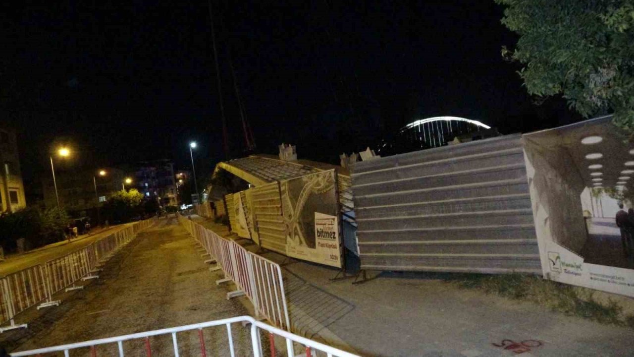 Köprüde yerine yerleştirilmek için kaldırılan köprünün tablası ortadan kırıldı