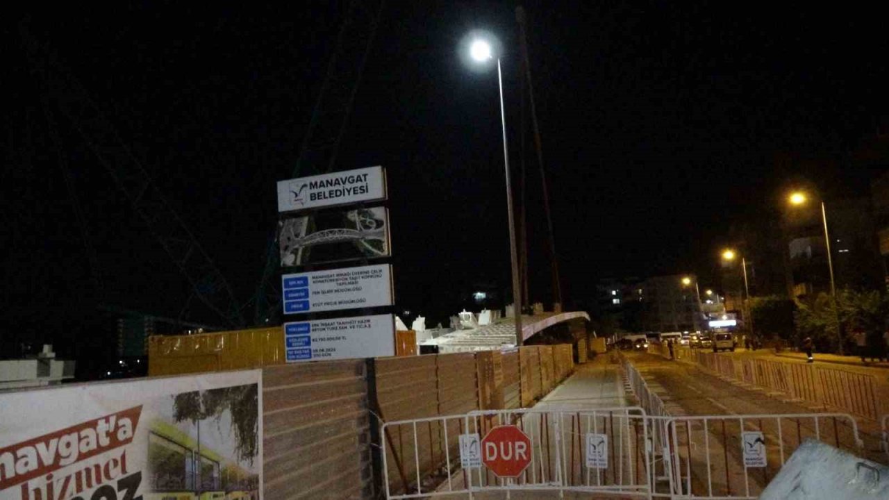 Köprüde yerine yerleştirilmek için kaldırılan köprünün tablası ortadan kırıldı