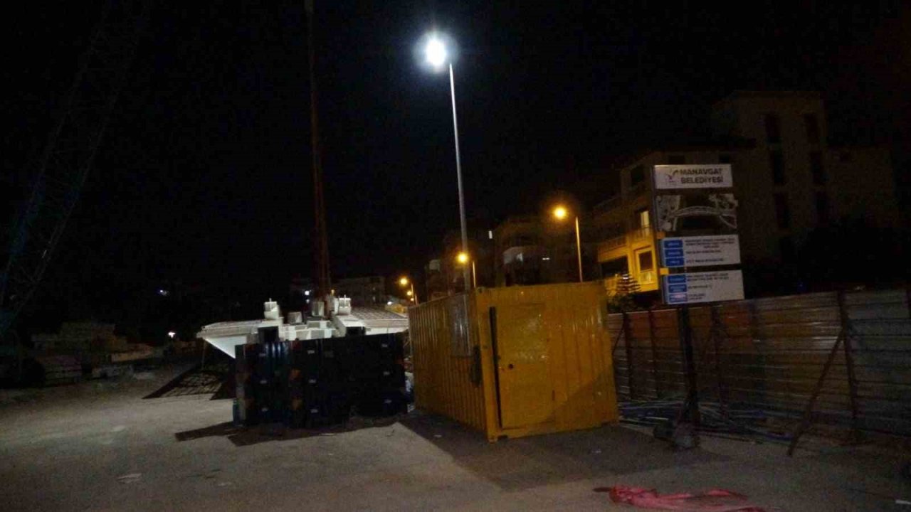 Köprüde yerine yerleştirilmek için kaldırılan köprünün tablası ortadan kırıldı