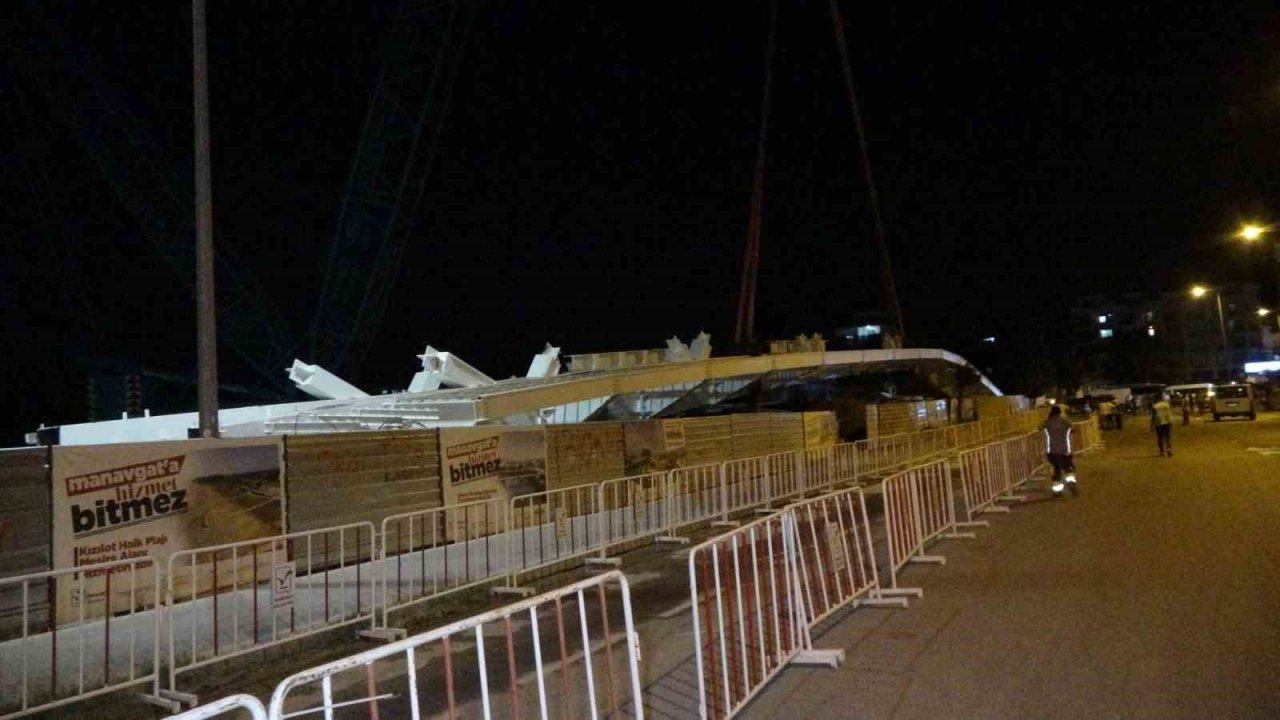 Köprüde yerine yerleştirilmek için kaldırılan köprünün tablası ortadan kırıldı