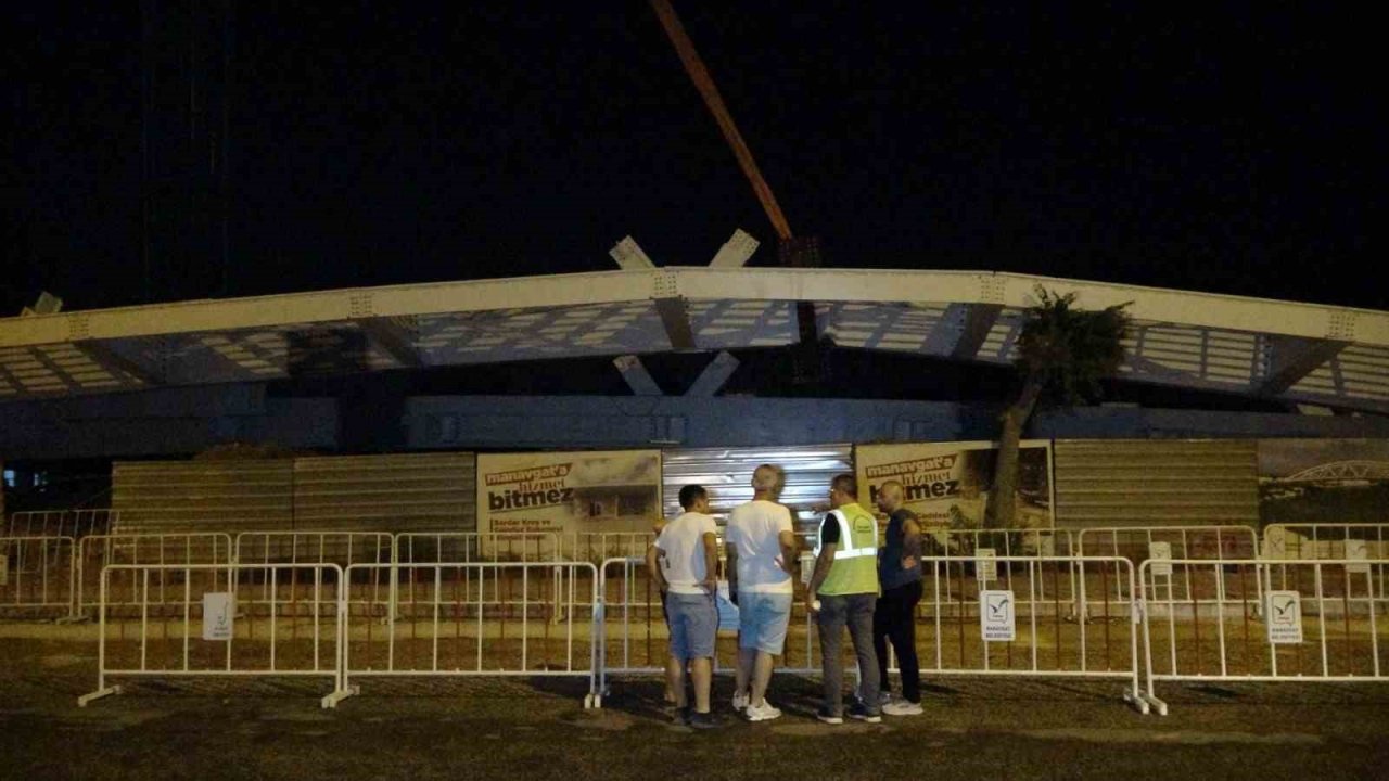 Köprüde yerine yerleştirilmek için kaldırılan köprünün tablası ortadan kırıldı