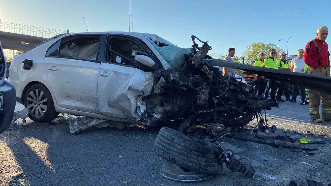 E-5 Karayolu’nda otomobil bariyere ok gibi saplandı: 1 ölü
