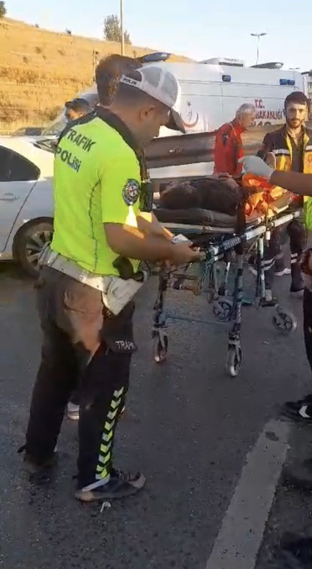 E-5 Karayolu’nda otomobil bariyere ok gibi saplandı: 1 ölü