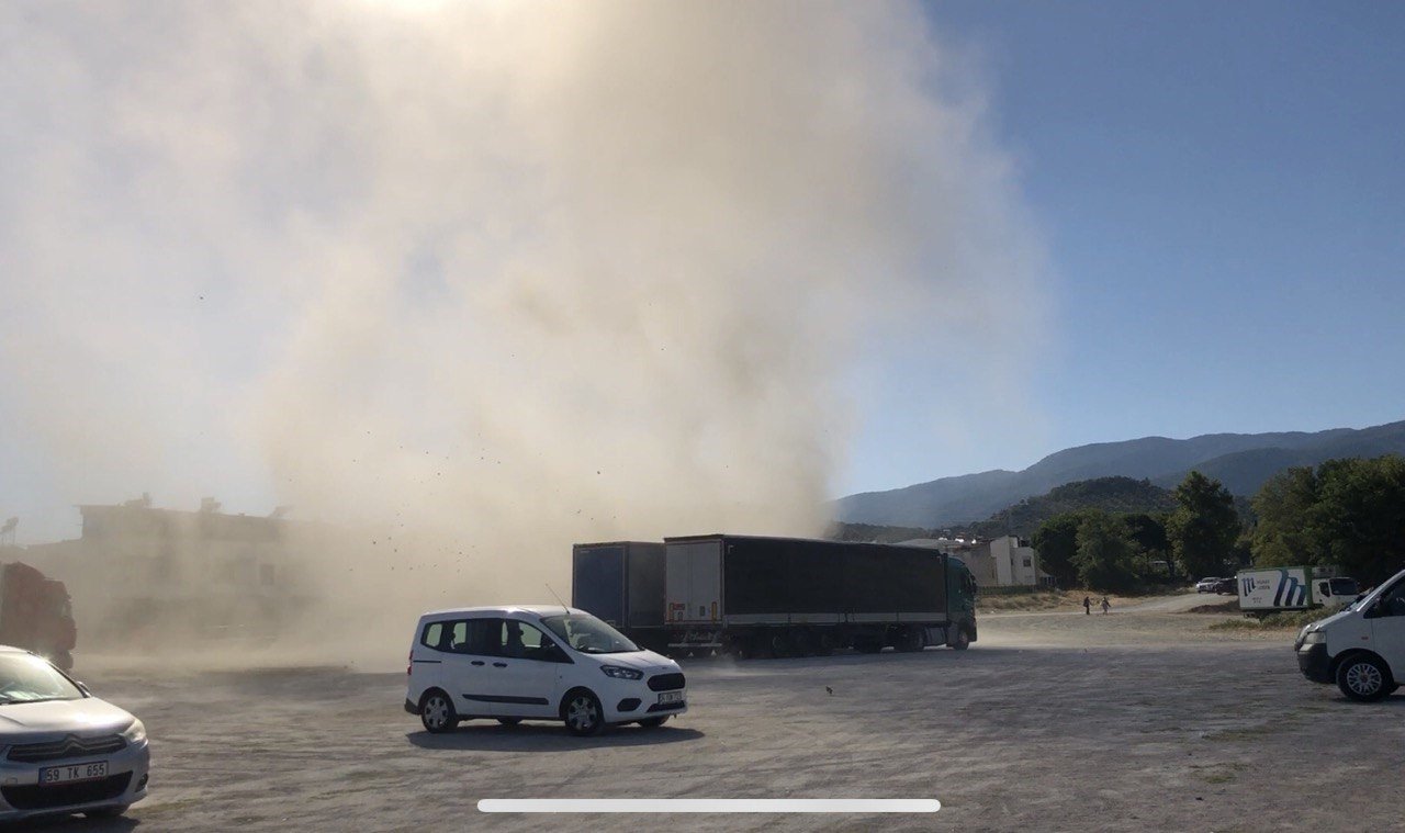 Edremit’te kısa süreli oluşan hortum amatör kameralara yansıdı