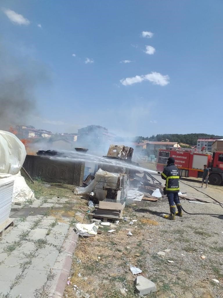 Yangın binalara sıçramadan söndürüldü