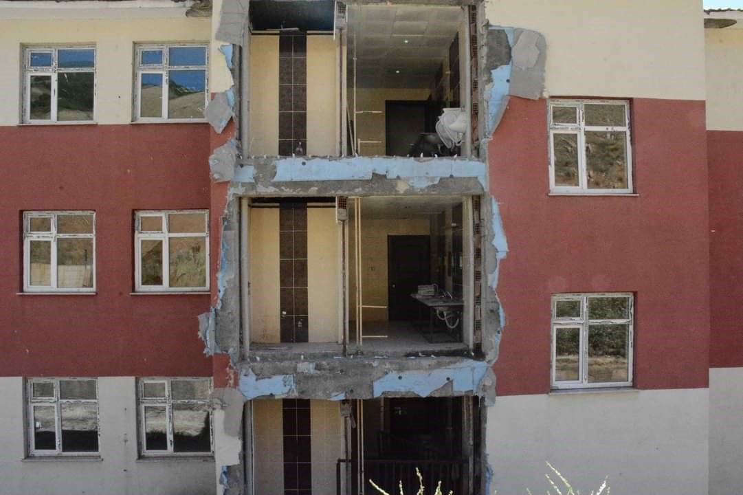 Depremde hasar gören okulun güçlendirme çalışmalarına başlandı