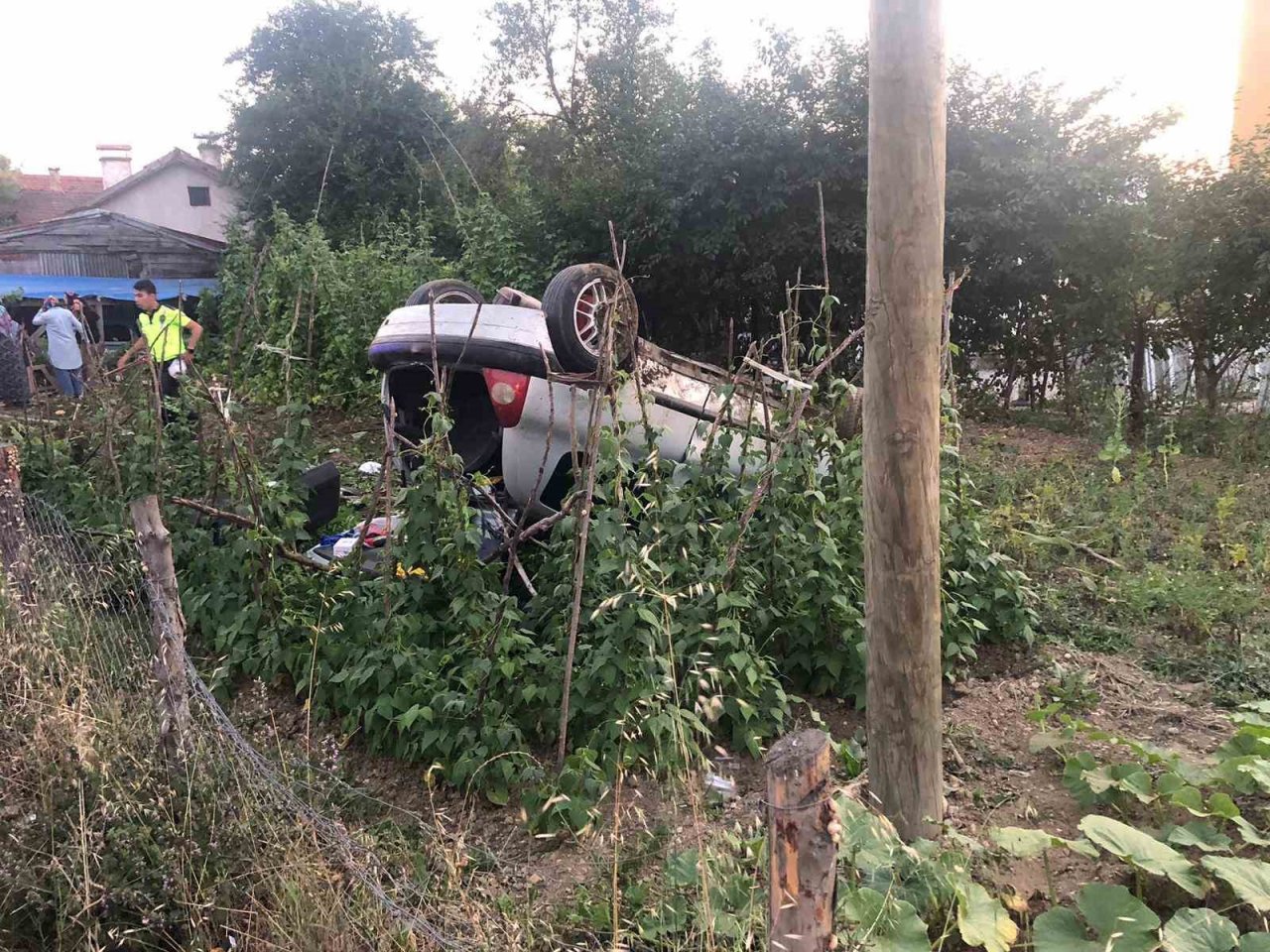 Alkollü sürücü bahçeye daldı, takla attı