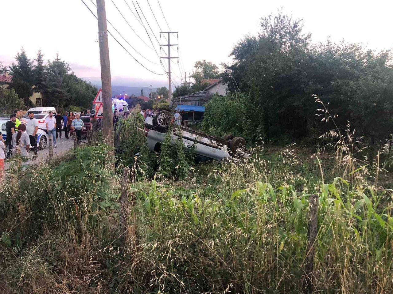 Alkollü sürücü bahçeye daldı, takla attı