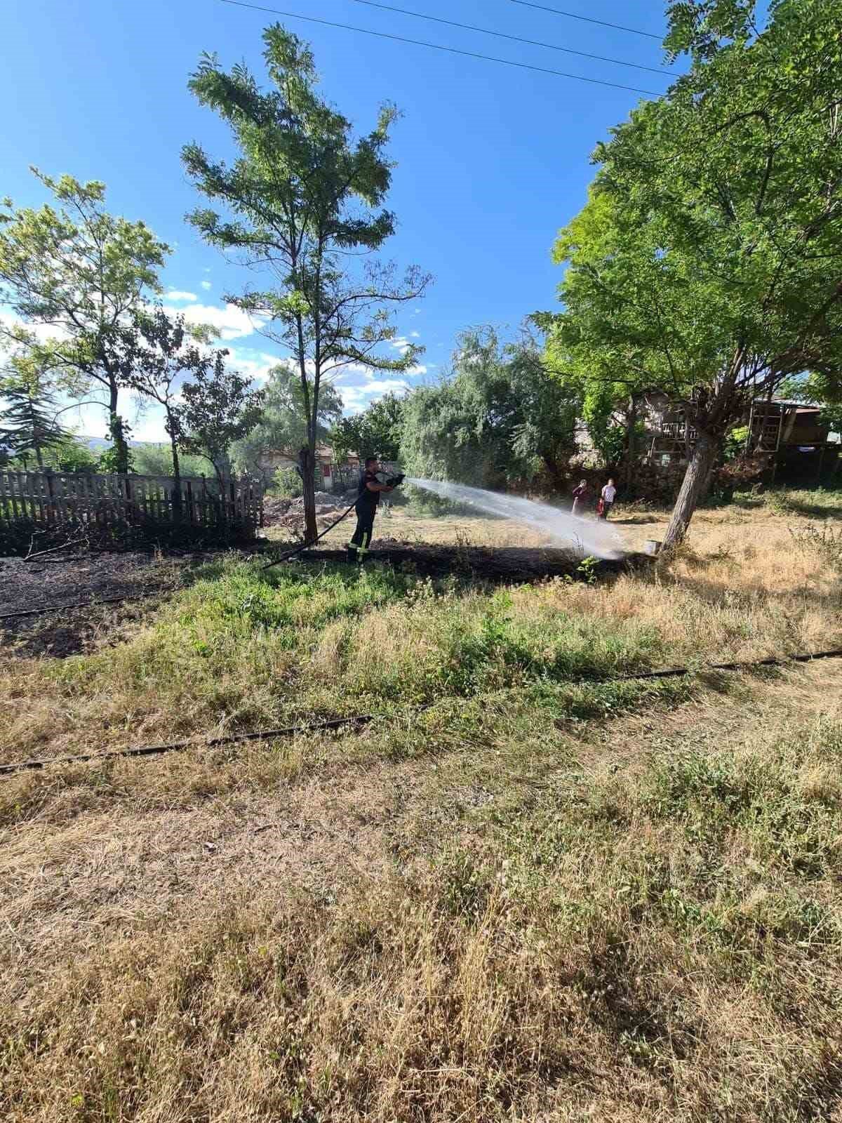 Otluk alanda başlayan yangın evlere sıçramadan söndürüldü