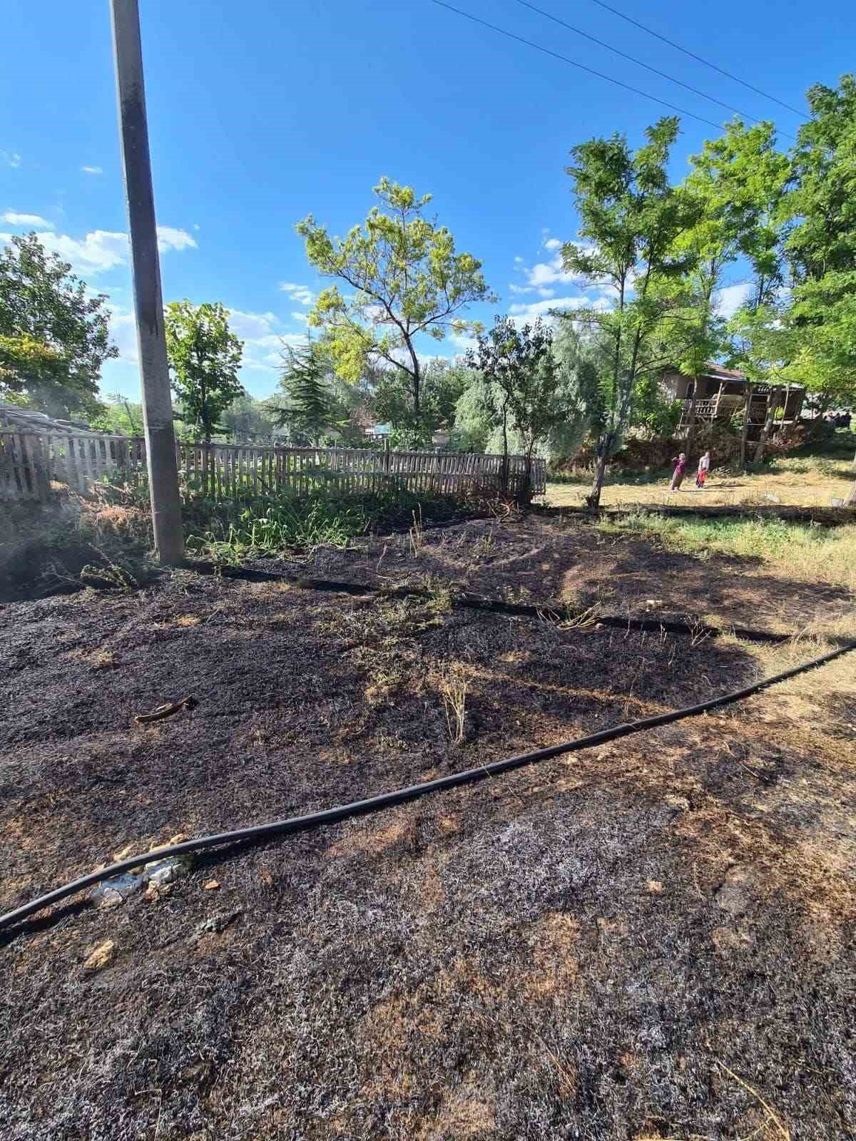 Otluk alanda başlayan yangın evlere sıçramadan söndürüldü