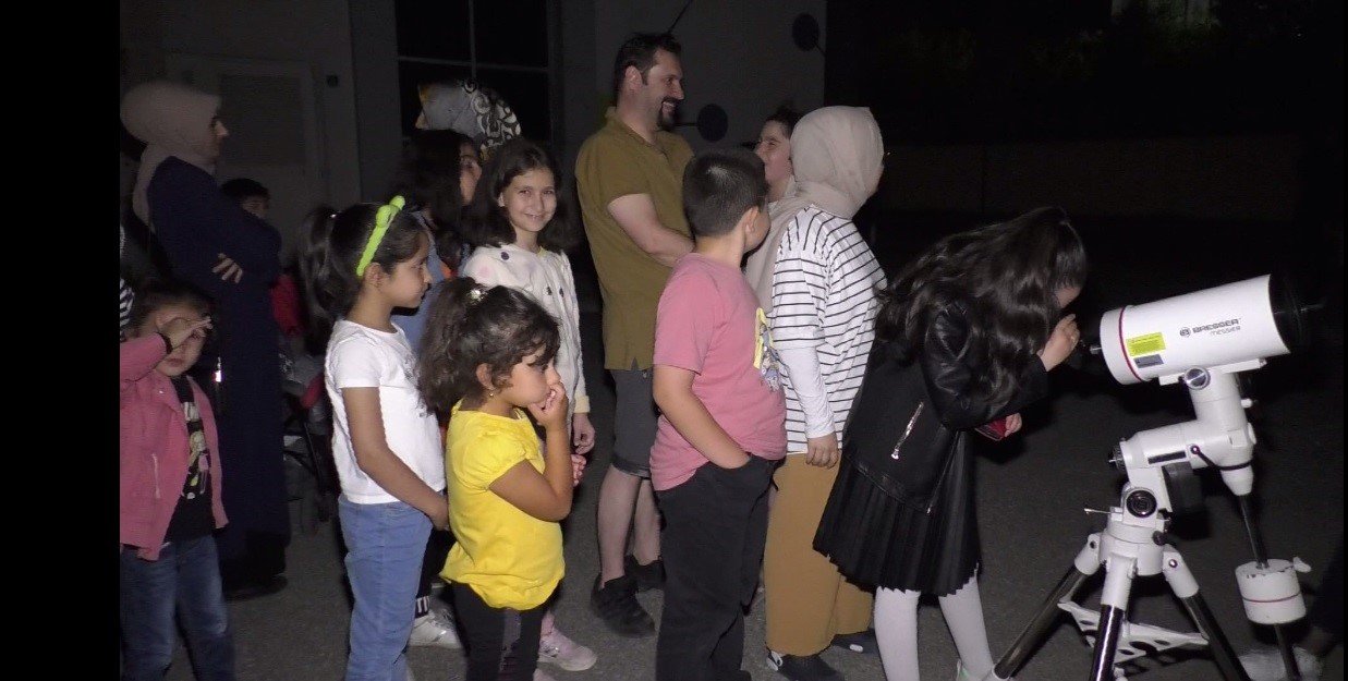 Çocukların gökyüzü gözlem heyecanı