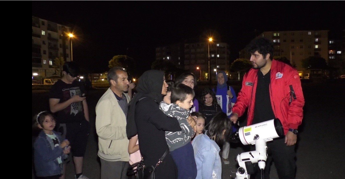 Çocukların gökyüzü gözlem heyecanı