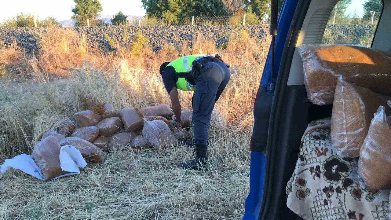 Hafif ticari araca tren çaptı: Yaralı sürücü canının yerine taşıdığı kaçak tütünü saklamanın derdine düştü