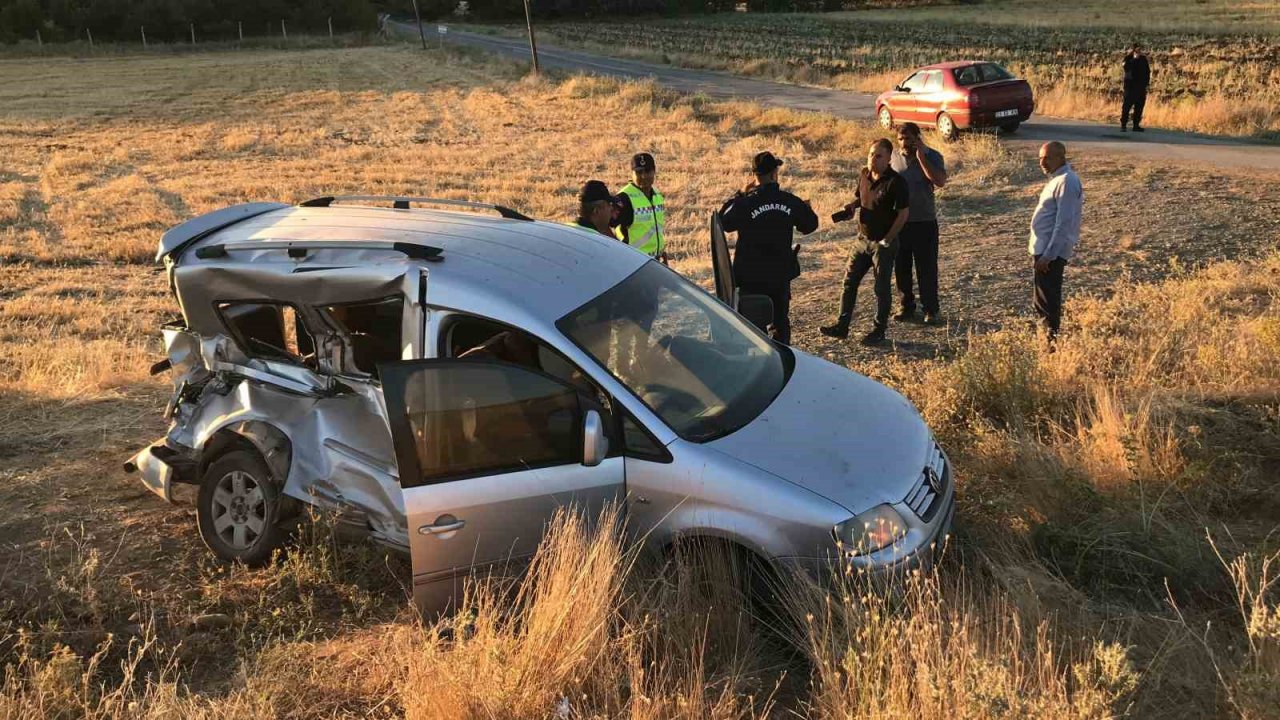 Hafif ticari araca tren çaptı: Yaralı sürücü canının yerine taşıdığı kaçak tütünü saklamanın derdine düştü