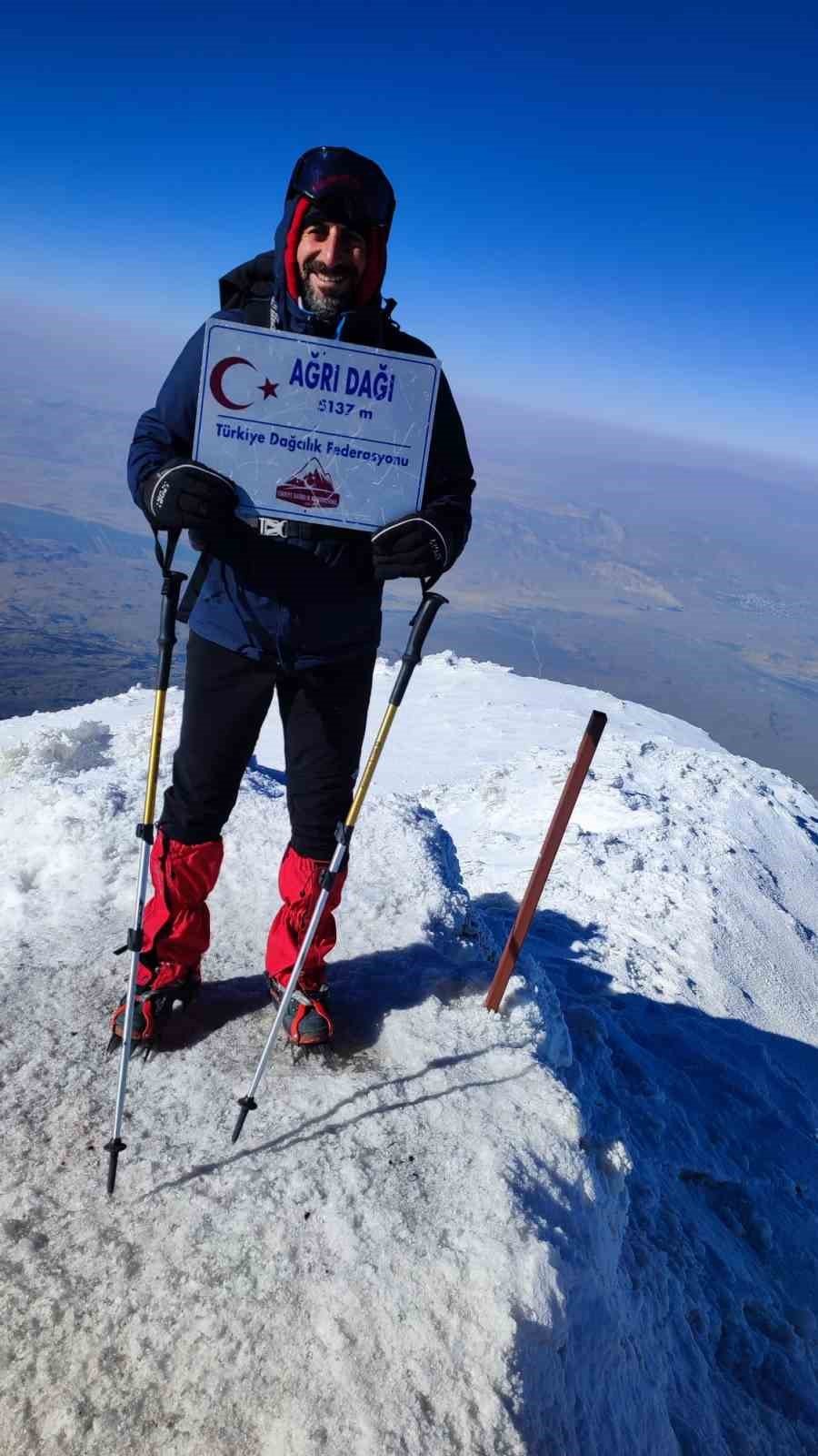 Iğdırlı dağcılar Kerbela şehitlerini Ağrı Dağı’nın zirvesinde andı