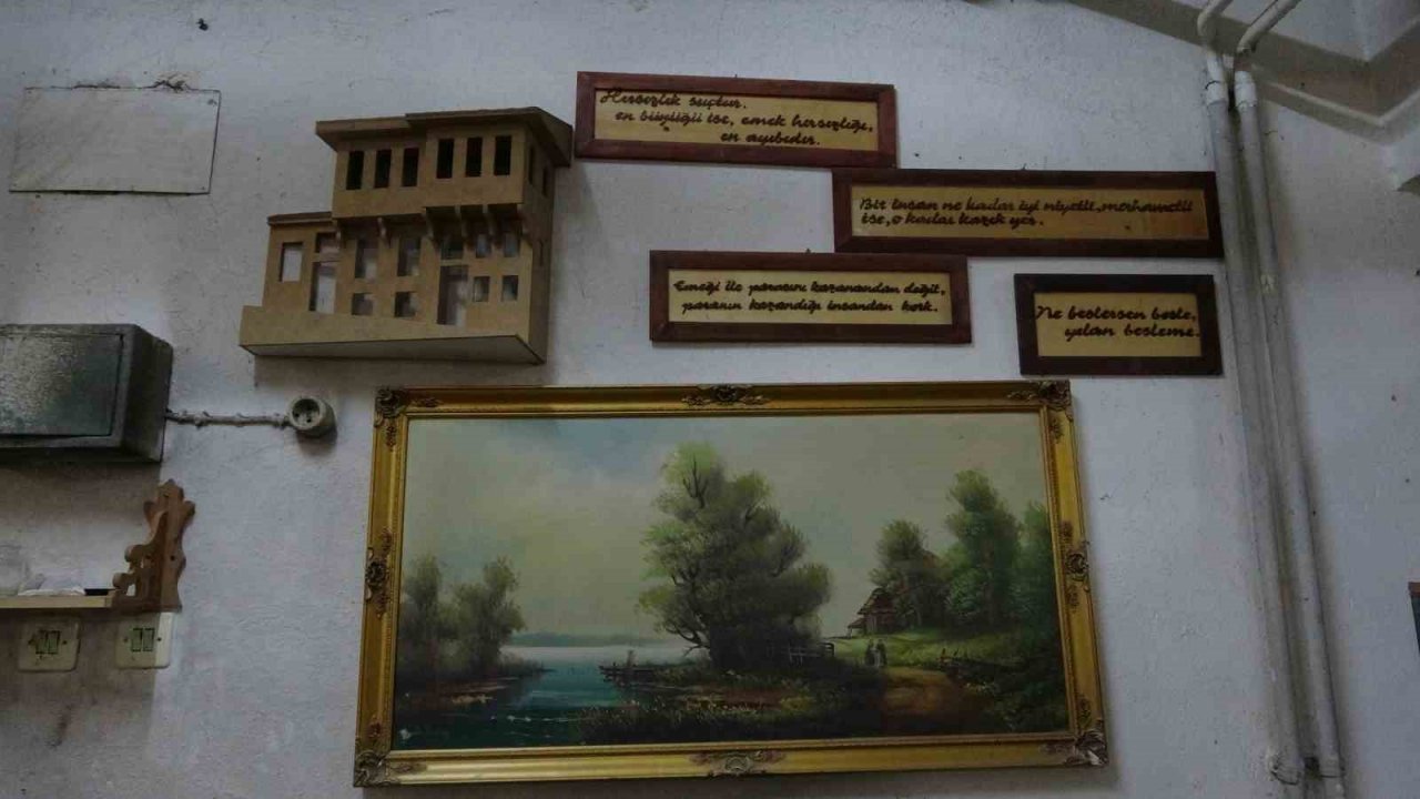 70 yaşında ahşap oyma sanatını yaşatmaya çalışıyor