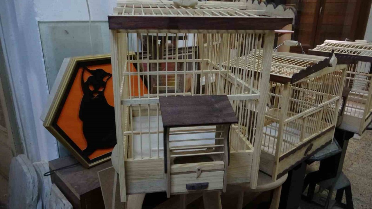 70 yaşında ahşap oyma sanatını yaşatmaya çalışıyor