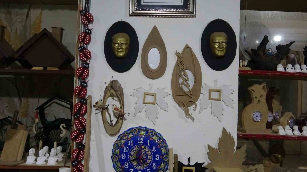 70 yaşında ahşap oyma sanatını yaşatmaya çalışıyor