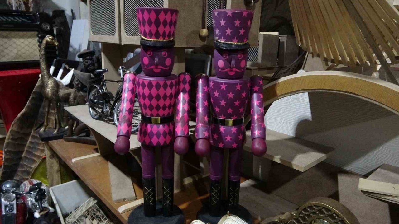 70 yaşında ahşap oyma sanatını yaşatmaya çalışıyor