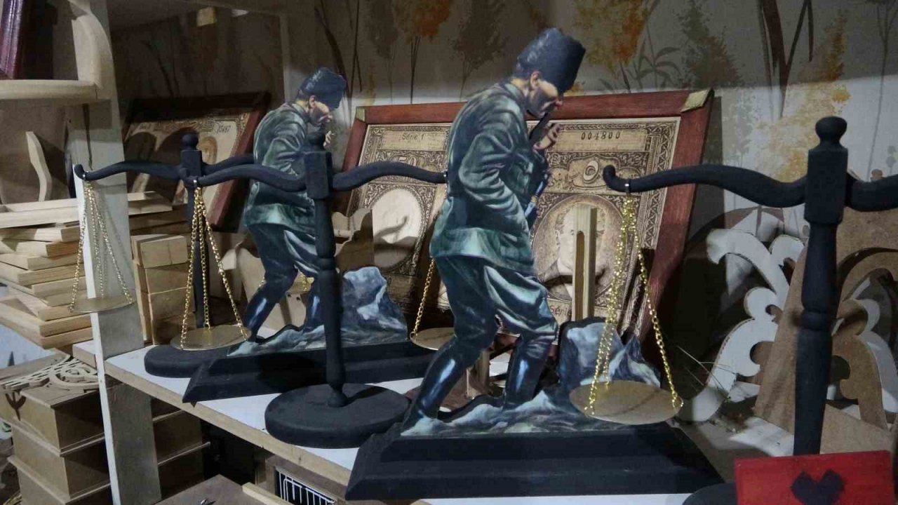 70 yaşında ahşap oyma sanatını yaşatmaya çalışıyor