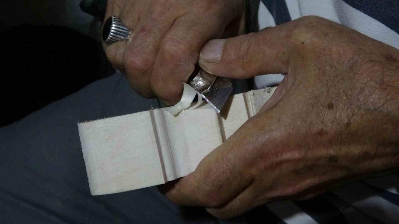 70 yaşında ahşap oyma sanatını yaşatmaya çalışıyor