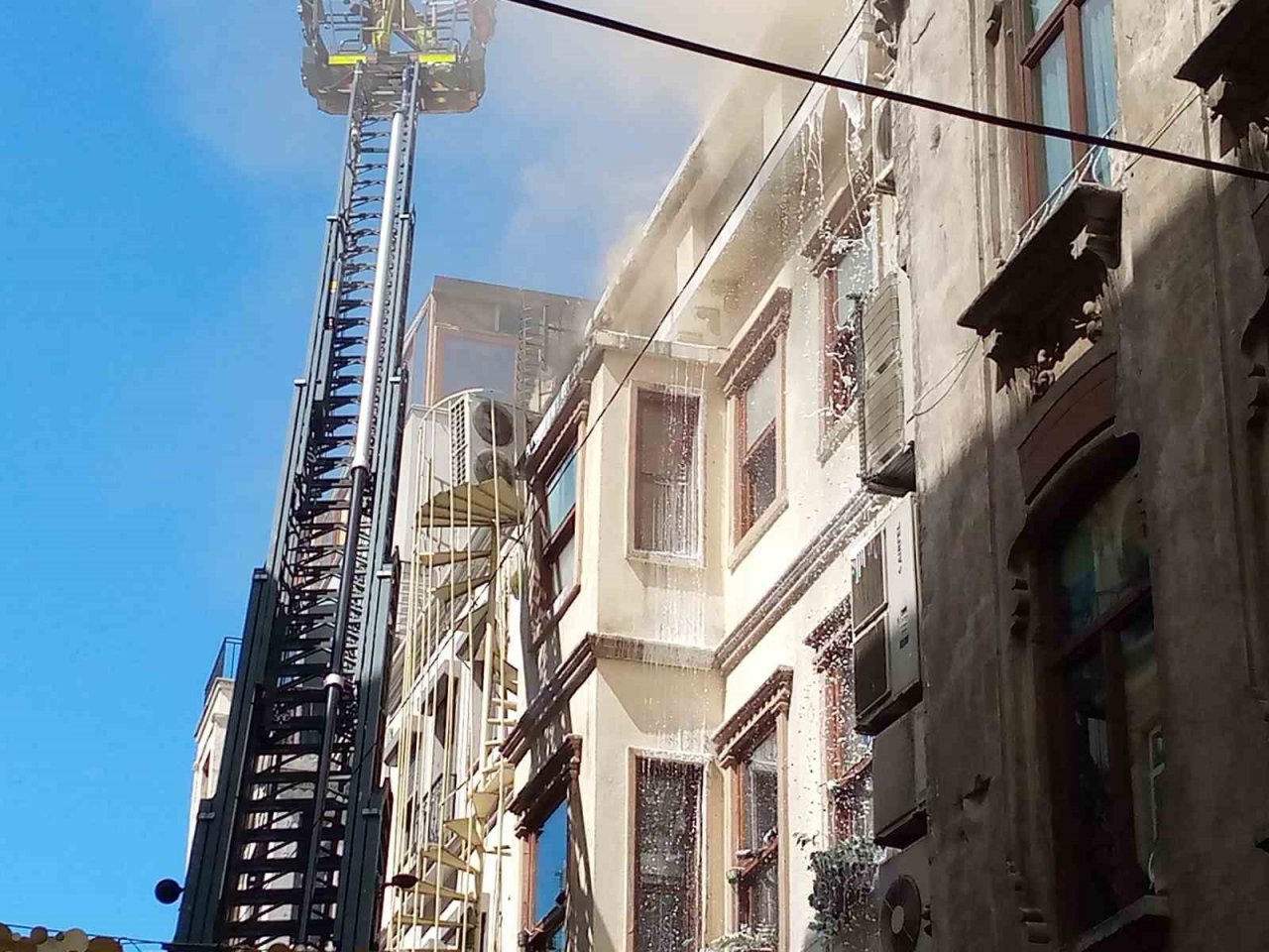 İstiklal Caddesi’nde yangın paniği