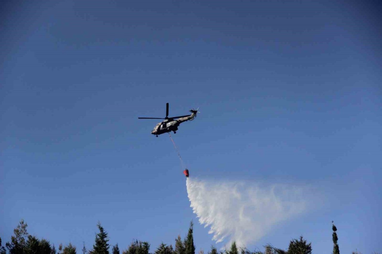 İzmir’de araçtaki alevlerin ormana sıçraması ile çıkan yangına müdahale sürüyor